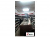 رفوف محل تجاري وثلاجات للبيع بسبب...