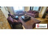 طقم كنب مع طاولة وسط كبيرة و طاولات صغيرة Image 3