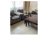 طقم كنب مع طاولة وسط و 4 طربيزات بحالة شبه جديدة Image 2