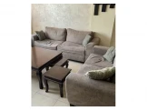طقم كنب مع طاولة وسط و 4 طربيزات بحالة شبه جديدة Image 3