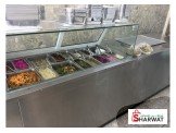 ثلاجة مطعم مع طاولة 