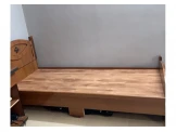 غرفه نوم مكونه من تختين مكتب وكومدينا