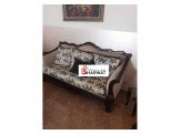 طقم كنب صالون سبع مقاعد شبه جديد مع طاولة وسط Image 2