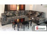 كنب زاوية مع طاولة وسط و 4 اسكملات