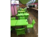 طاولات وكراسي بحالة ممتزة