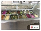 ثلاجة مطعم مع طاولة 