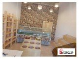 رفوف خشب لون خشب طبيعي للمحلات