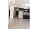 شقة ثلاث غرف غير مفروشة
