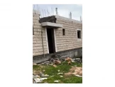 ارض وعليها بناء قائم مكون من شقتين Image 1