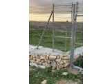 ارض راس جبل في سعير محاطة بسور Image 1