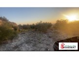 ارض مطلة للغرب وتصلح لبناء شاليهات او مصيف Image 3